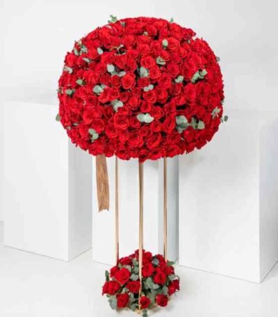 365 Red Roses Stand
