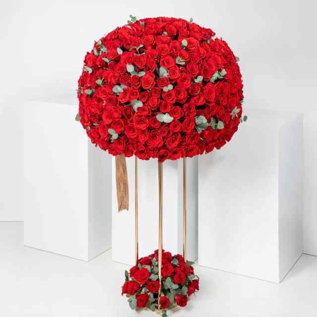 365 Red Roses Stand